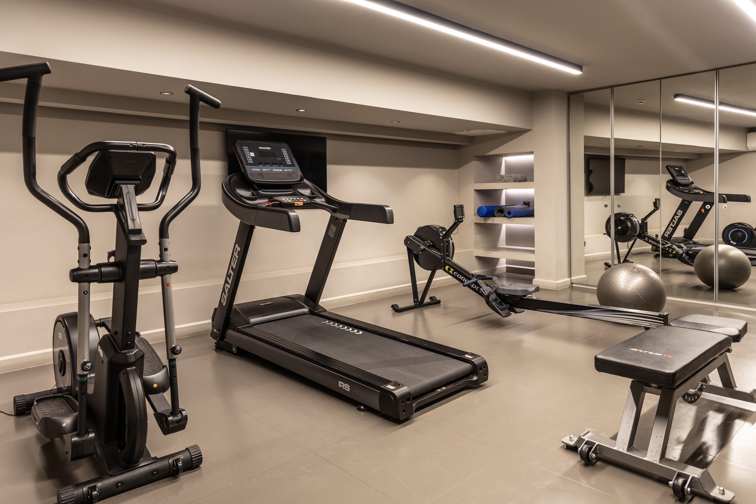 FITNESS ROOM